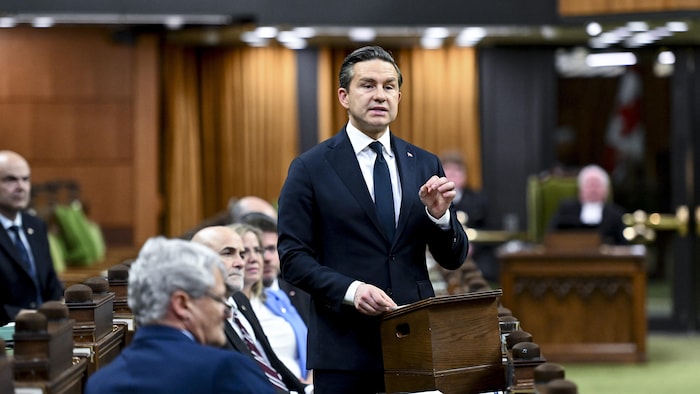 Pierre Poilievre prend la parole à la Chambre des communes.