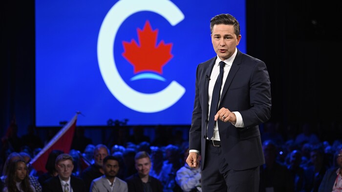 زعيم حزب المحافظين الكندي بيار بواليافر مخاطباً مناصريه في المؤتمر العام للحزب الأسبوع الماضي في مدينة كيبيك.