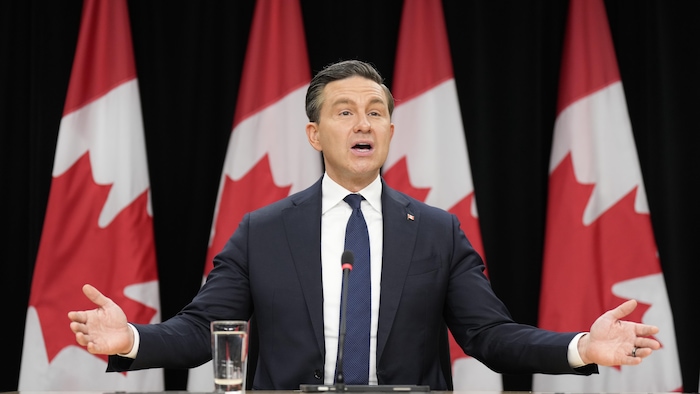 Le chef du Parti conservateur, Pierre Poilievre, prend la parole lors d’une conférence de presse à Ottawa, le jeudi 25 juin 2026.