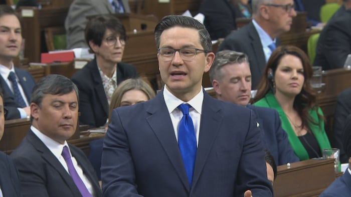 زعيم حزب المحافظين الكندي، بيار بواليافر، متحدثاً في مجلس العموم.