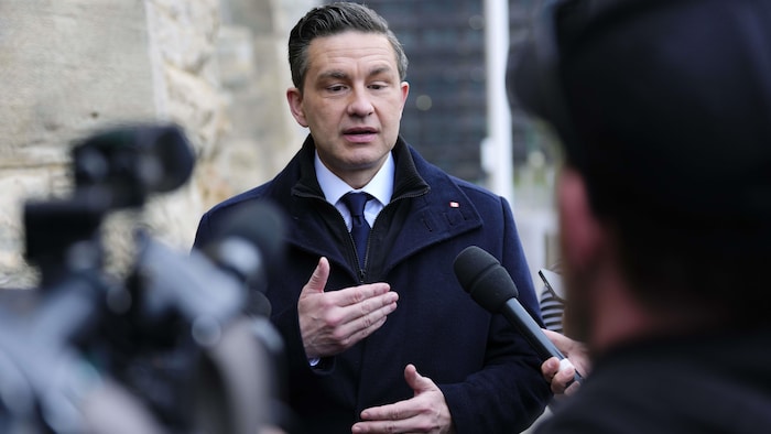 Pierre Poilievre s'adresse aux journalistes.