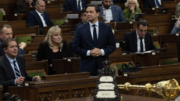 Le chef conservateur Pierre Poilievre au moment de se lever pour voter sur une motion lors d'une séance qui devait durer toute la nuit à la Chambre des communes le vendredi 8 décembre 2023 à Ottawa.