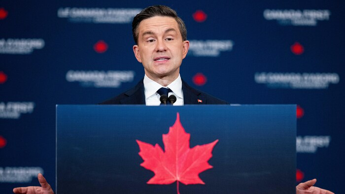 Le chef du Parti conservateur, Pierre Poilievre, tient une conférence de presse.