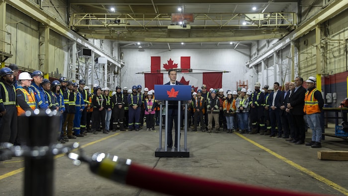 Le chef du Parti conservateur Pierre Poilievre lors d'un arrêt de campagne aux chantiers navals de l'Ontario à St. Catharines, en Ontario, le vendredi 11 avril 2025.