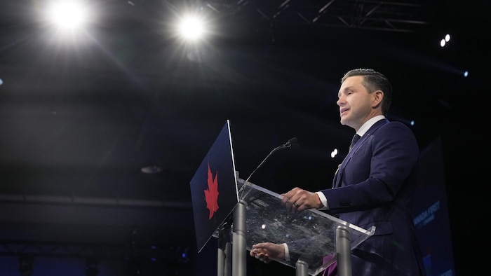 Le cook conservateur Pierre Poilievre s'adresse à ses partisans sur scène.