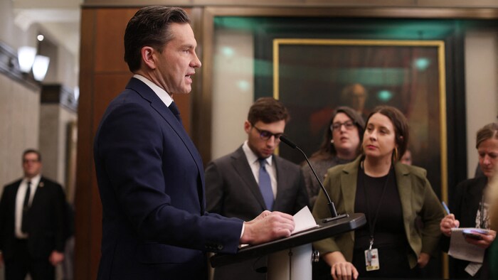 M. Poilievre s'adressant à des journalistes.