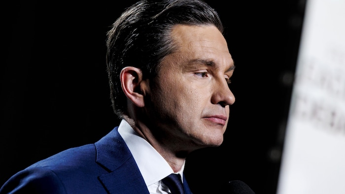 Pierre Poilievre répond aux questions des journalistes après le débat en français, tenu à la Maison de Radio-Canada, à Montréal, le 16 avril 2025.