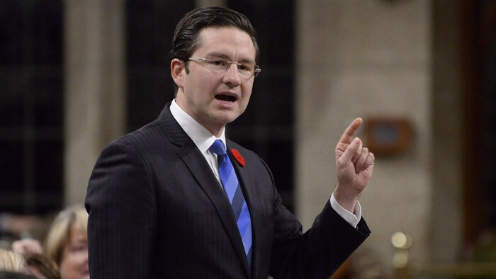 Le député Pierre Poilievre pose une question à la Chambre des communes.