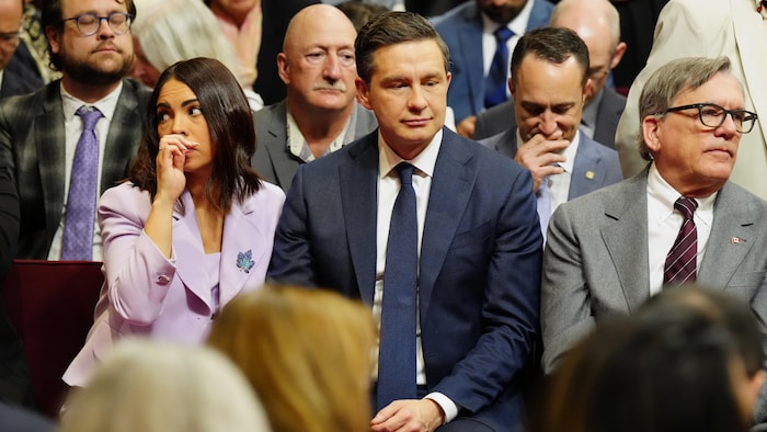 Pierre Poilievre et son épouse sont assis en attendant le discours du Trône.