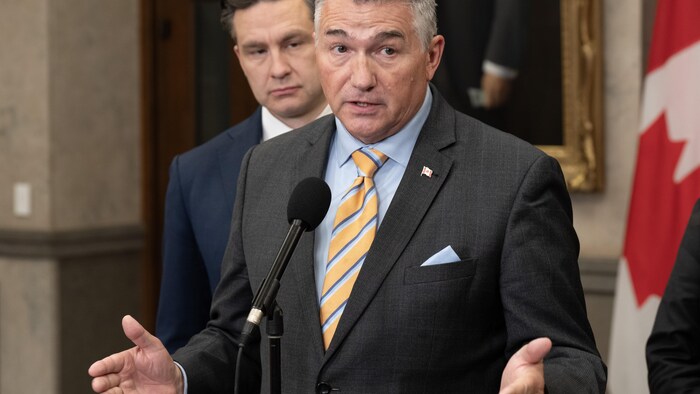Le chef du Parti conservateur, Pierre Poilievre, et le critique conservateur en matière de défense, James Bezan.