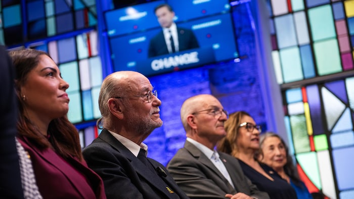 Des retraités assis en rangée.
