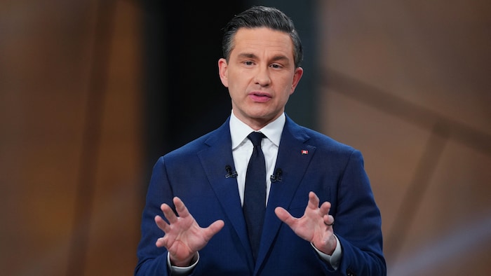 Pierre Poilievre parle lors du débat.
