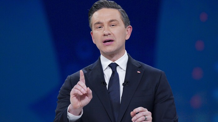 Pierre Poilievre parle.