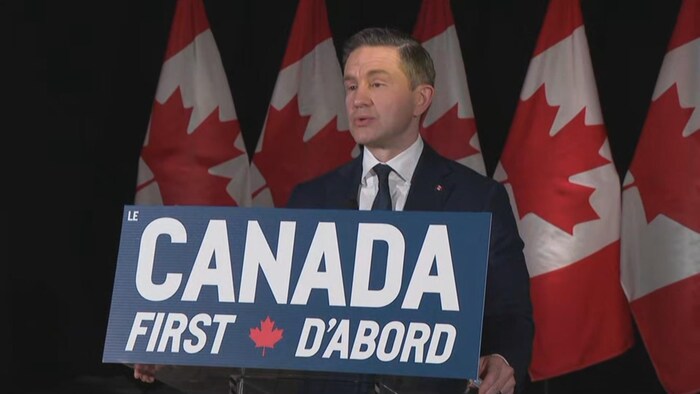 Pierre Poilievre en point de presse.