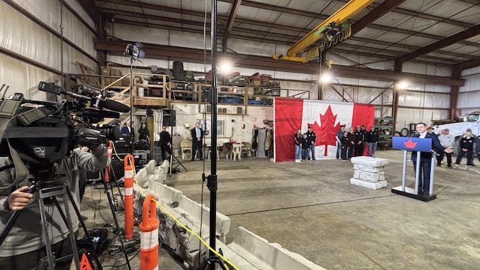 Des blocs de béton séparent les journalistes et Pierre Poilievre.
