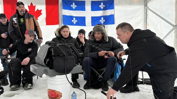 Des hommes à la pêche blanche.