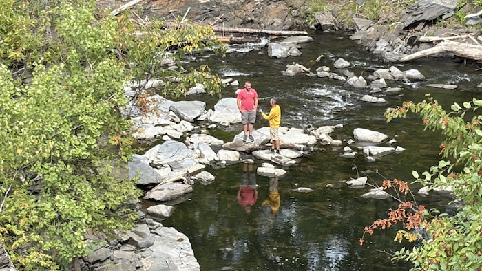 Deux hommes près de l'eau.