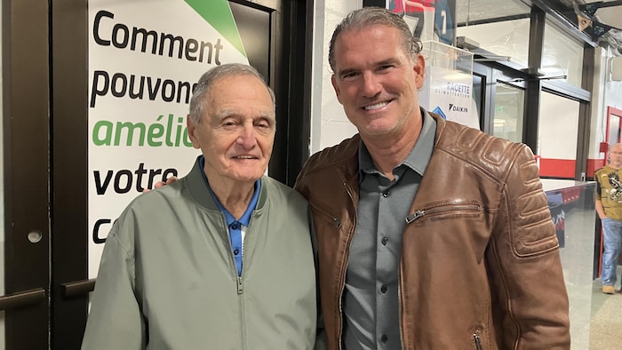 André Racicot senior et Pierre Turgeon posent pour la caméra en souriant.