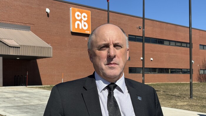 Pierre Zundel devant un bâtiment du CCNB.