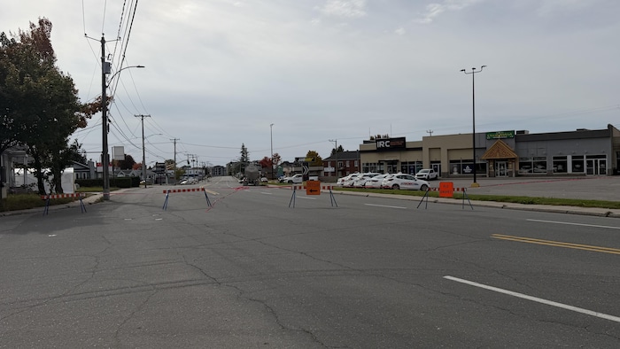 Des pancartes de rue barré sur le boulevard Thibeau.