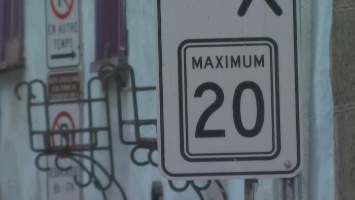limiter à 20km/h la vitesse dans les rues intra-muros, même celles ne faisant pas partie des deux zones apaisées.