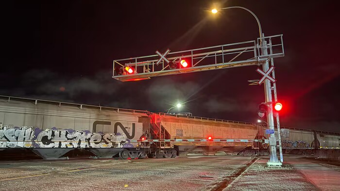Un train photographié pendant la nuit.