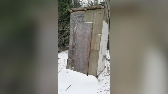 Une porte en planches sur une petite cabane.