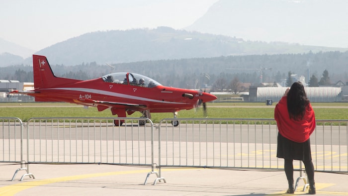 Un avion sur une piste d'atterrissage.