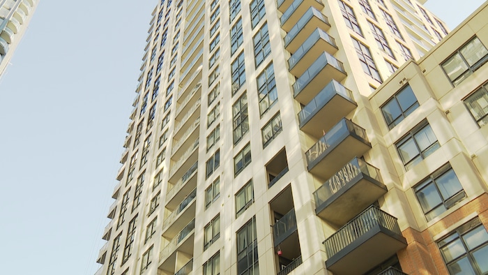 Vue en contre-plongée d’un immeuble à appartements.
