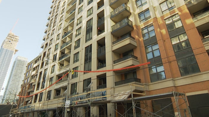 Un échafaudage au pied d'un immeuble à appartements.