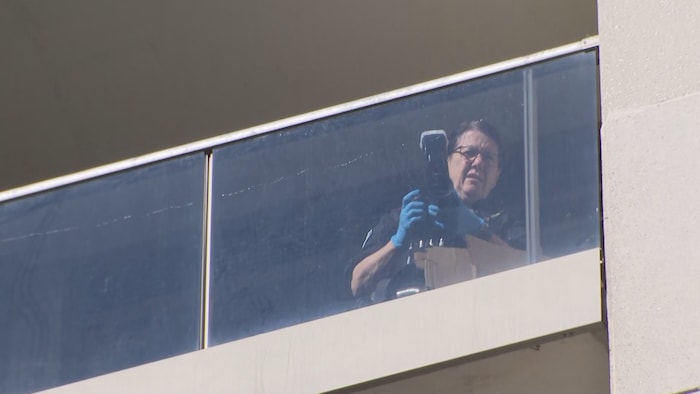 Une agente de l'unité médico-légale de la police de Toronto au travail.