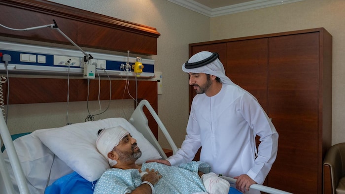 Le prince héritier de Dubaï rencontre le capitaine Smit Machchhar dans une hôpital des Émirats arabes unis.