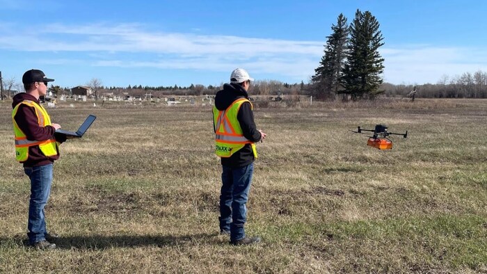Deux employés d'AltoMaxx utilisent un drone dans la Première nation de Pine Creek.