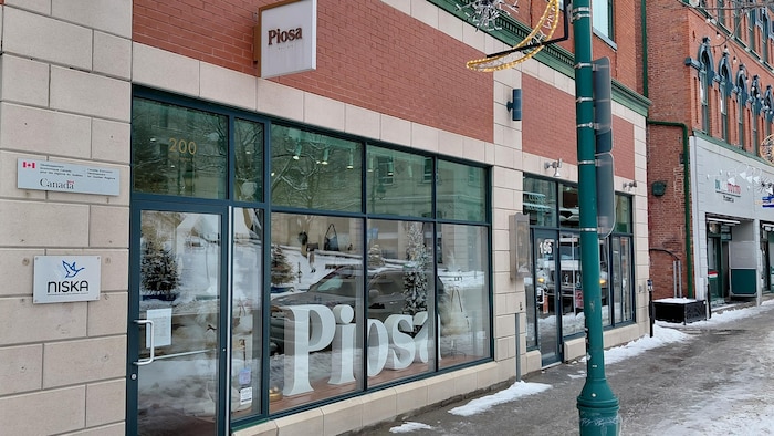 Une vitrine de commerce.