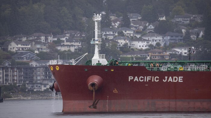 Un pétrolier quitte le terminal maritime Trans Mountain Westridge à Burnaby.