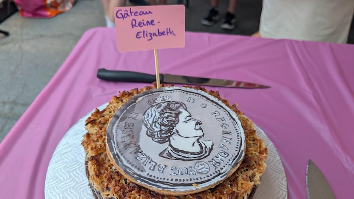 Un gâteau Reine Élisabeth avec une représentation de la reine Élisabeth deux sur un 25 cents canadien.