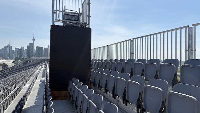 Une série de sièges dont la vue est obstruée par une tour.
