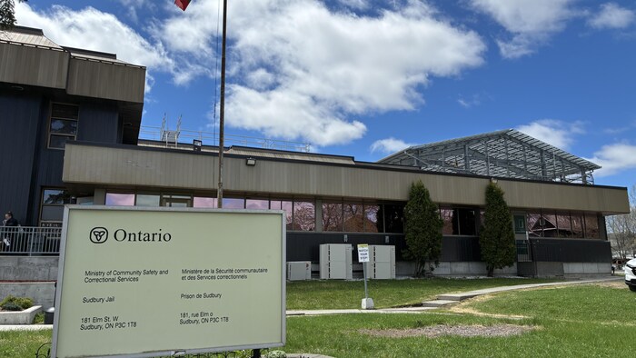 La prison de sudbury sous un ciel ennuagée.
