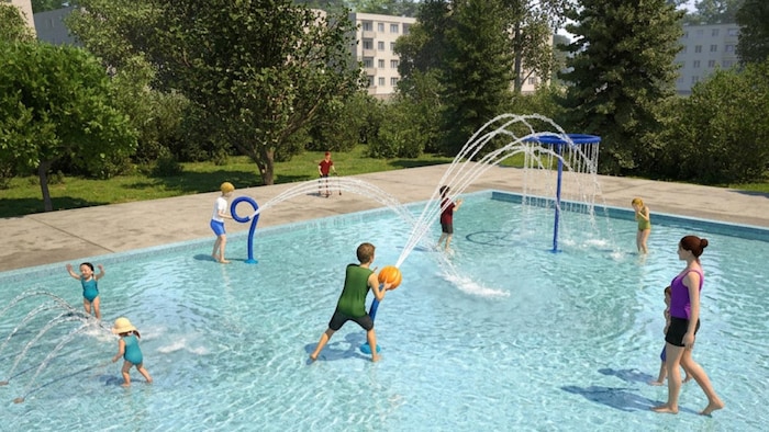 Des enfants et une adulte jouent et marchent dans les jeux d'eau de la pataugeoire.