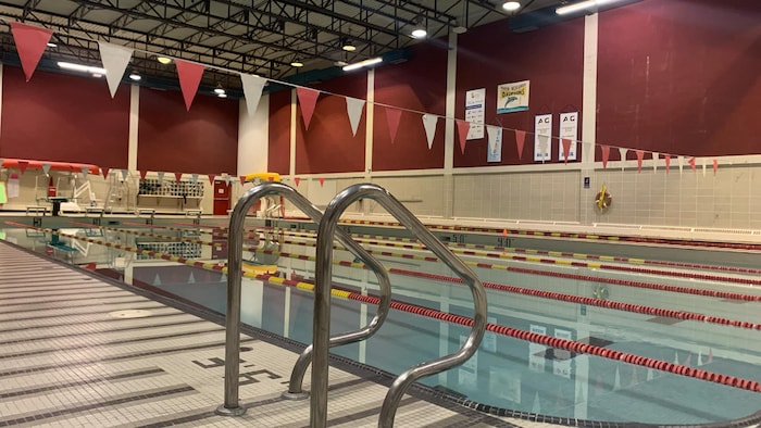 Une piscine qui tient avec du ruban adhésif | Radio-Canada