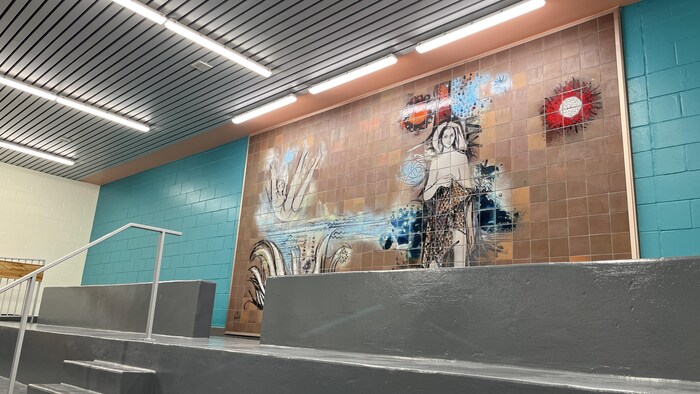 Une mosaïque est posée derrière des estrades.