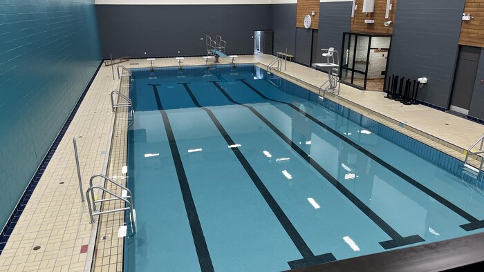 Une piscine rénovée bleue.