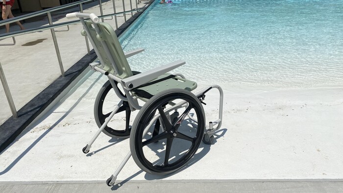Une chaise roulante à proximité d'une piscine.