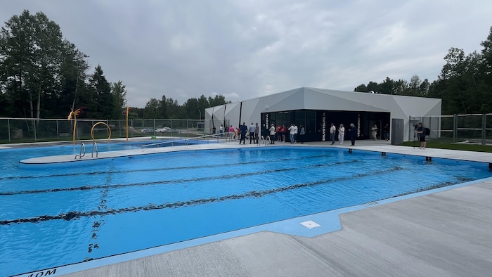 Une grande piscine.