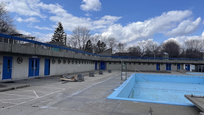 La piscine de la Marina Saint-Roch vide, au printemps.