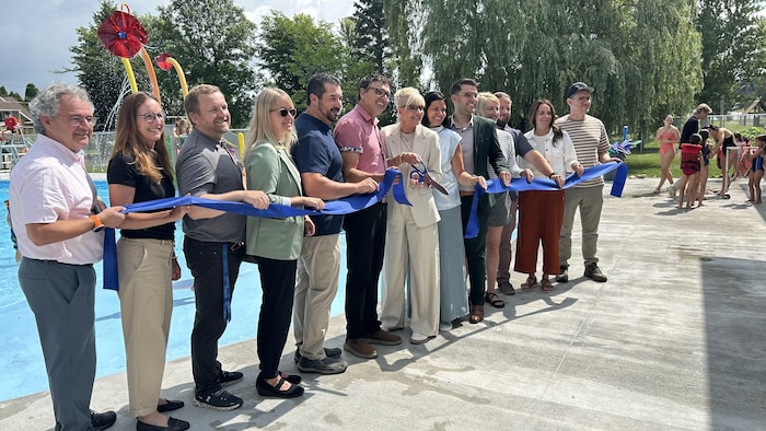 Des représentants politiques inaugurent une piscine.