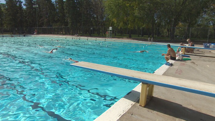 Des nageurs profitent de la piscine Wascana avant sa fermeture.