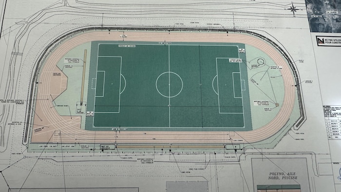 La photo du croquis de la future piste d'athlétisme de La Sarre, avec un terrain de soccer bien visible au centre.