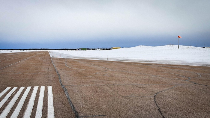 Une piste d'atterrissage en hiver. 