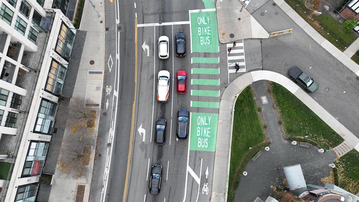 Images aériennes (drone) de Bloor West et des pistes cyclables à proximité de la rue Jane et de la rivière Humber.